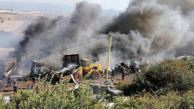 Kuruyan otlar tutuştu, hurda araçlar yandı