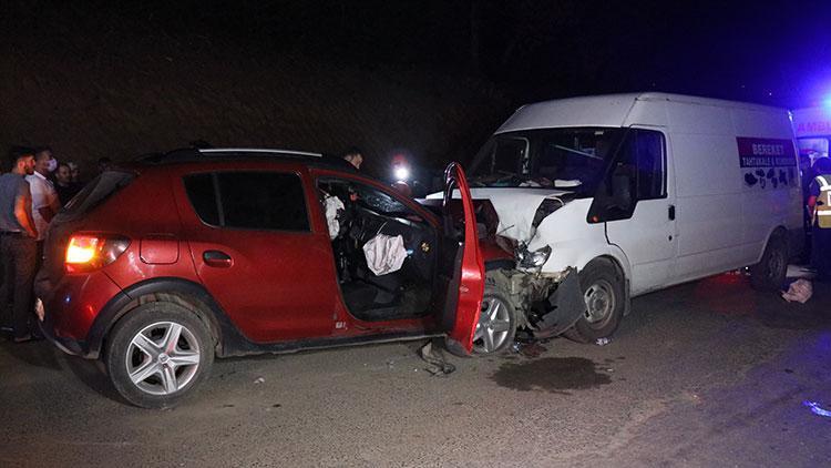 Sürücüsü kalp krizi geçiren otomobil minibüsle çarpıştı: 1 ölü