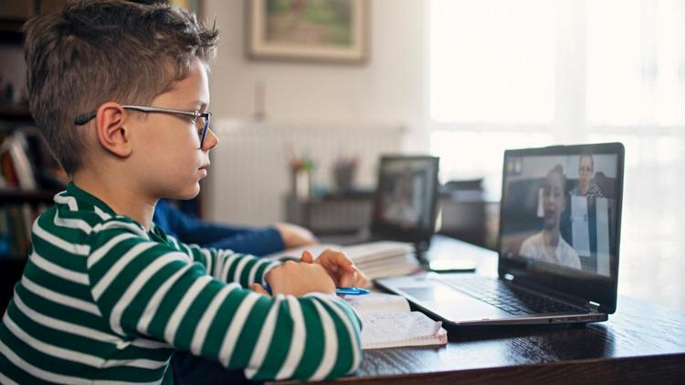 Ekran başından ayrılmayan çocuklar için dijital süre uyarısı