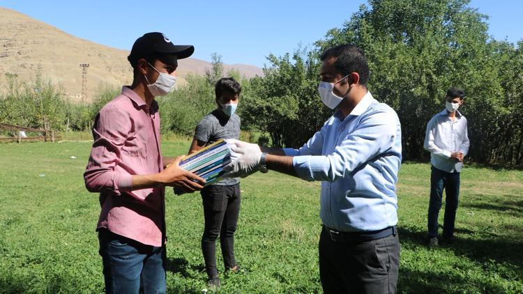 Köy köy dolaşıp evdeki öğrencilerine kitap dağıttılar