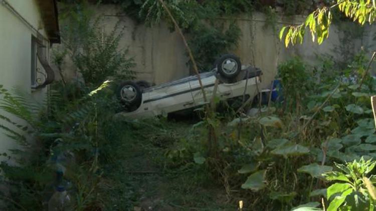 Sarıyerde otomobil 15 metre yükseklikten evin bahçesine düştü