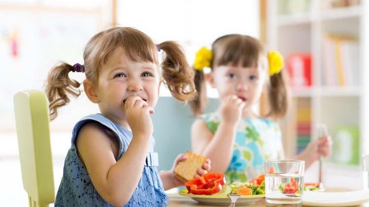 Çocukların ekran karşısında beslenmesi yeme bozukluklarına neden olabilir
