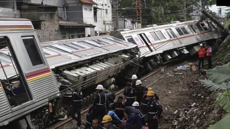 Son dakika... Endonezyada tren otomobile çarptı: 3 ölü, 4 yaralı