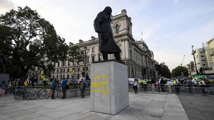 Yine Churchill’in heykeline ‘ırkçı’ ifadesi yazıldı