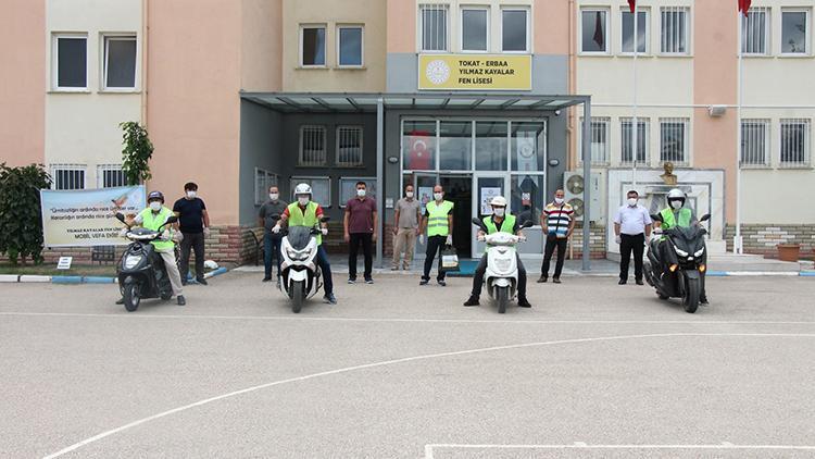 Motosikletli öğretmenler, öğrencilerine ders materyallerini ulaştırıyor