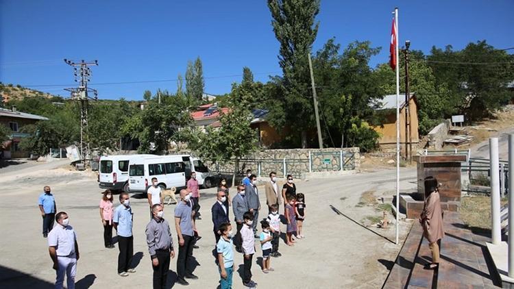 Tuncelide, PKKlı teröristlerin şehit ettiği 6 öğretmen anıldı