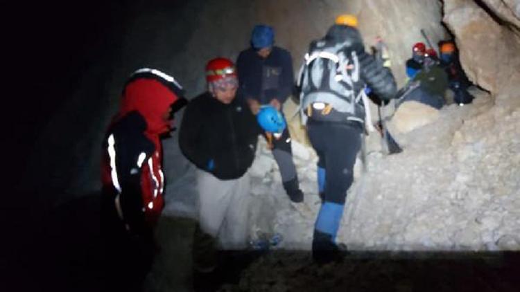 Niğdede mahsur kalan 8 dağcı kurtarıldı