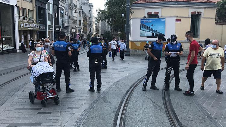 Taksimde polis maskesiz gezenleri uyardı