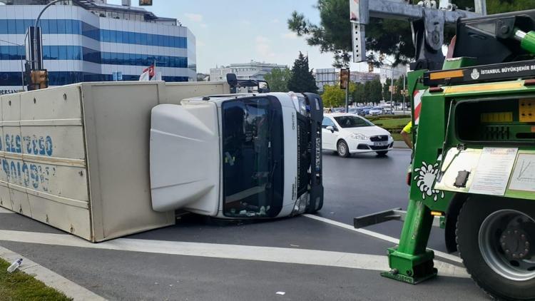 Bakırköyde eşya yüklü kamyon devrildi