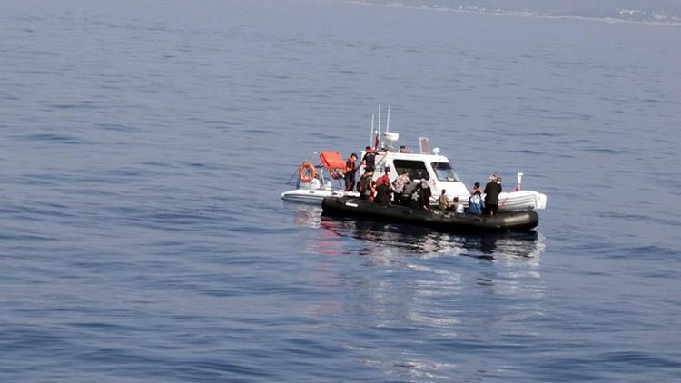 Yunanistanın geri ittiği 19 kaçak göçmen kurtarıldı