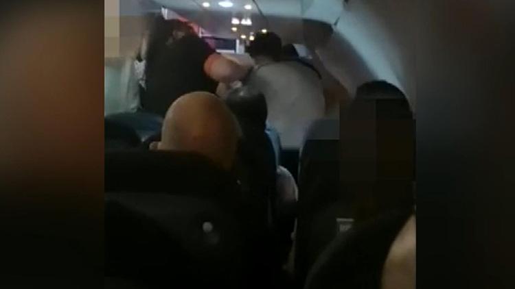 Uçağı birbirine katan ırkçılık kavgası Yumruk attığı an görüntülendi