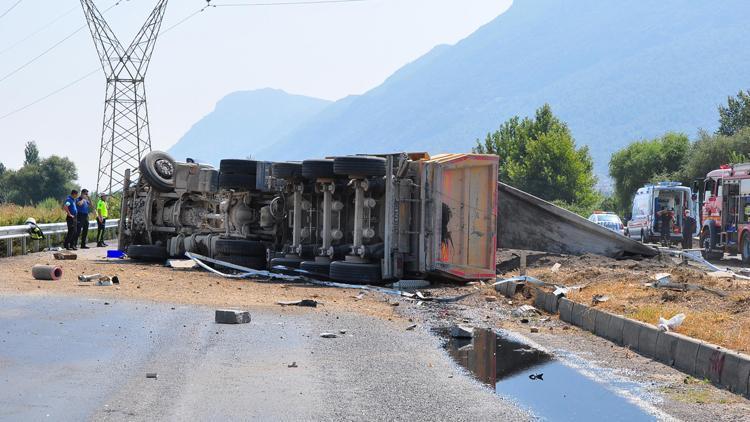 Kum yüklü TIR devrildi, şoför öldü