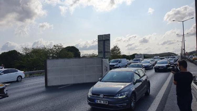 Beykoz TEMde kamyonet yan yattı... Trafik kilitlendi