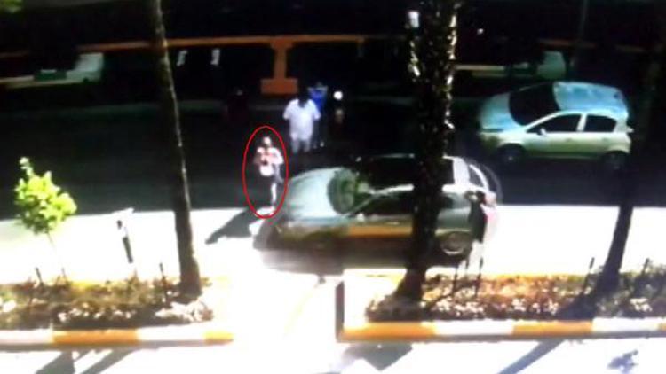 Rus kadına yaya geçidinde otomobilin çarptığı anlar kamerada