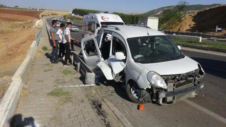 Aydınlatma direğine çarpan araçtaki 2 kişi yaralandı