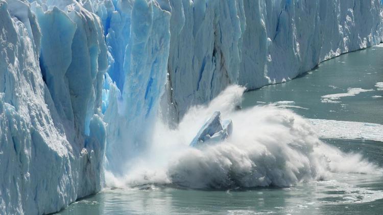 Korkulan oldu, Grönland’da büyük bir buzul daha parçalandı
