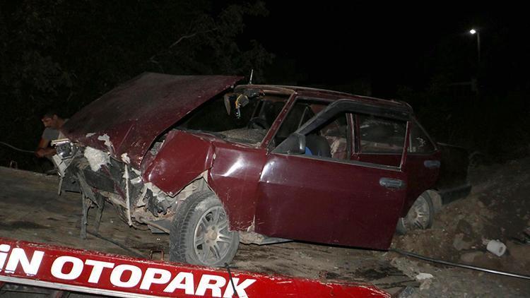 Otomobil yol kenarındaki toprak yığınına çarptı: 1 ölü, 4 yaralı