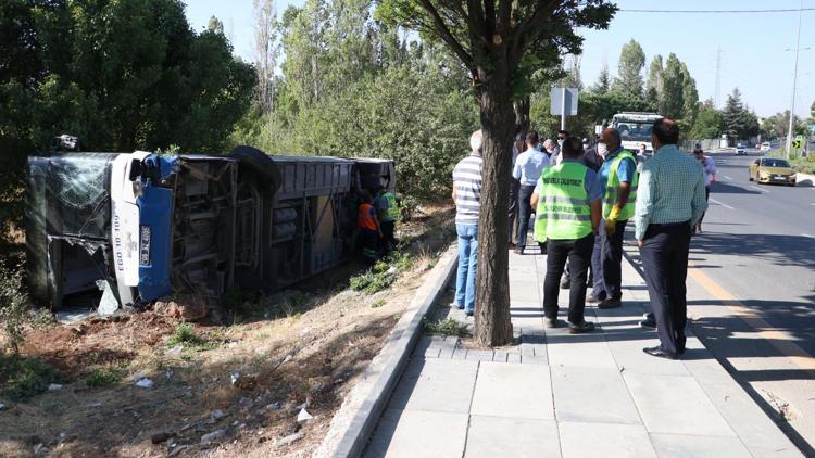 Kaldırıma çıkan otobüs devrildi