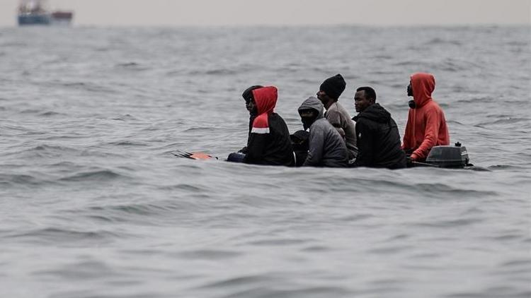 Fransız donanması göçmenleri Manş Denizine itiyor