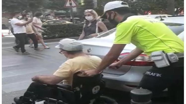 Yaya geçidine otomobil park edildi, engelliyi karşıya polis geçirdi