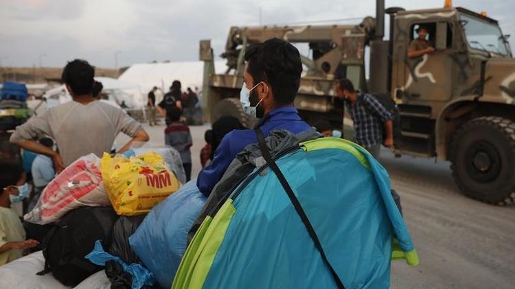 Moriadaki yangının ardından mülteciler geçici kurulan kampa götürülüyor