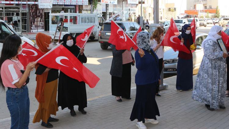 Şırnakta çocukları PKK tarafından kaçırılan aileler, HDP binası önünde eylem yaptı