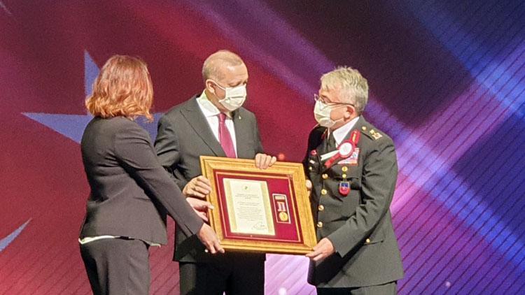 Cumhurbaşkanı Erdoğandan gazi komutana madalya