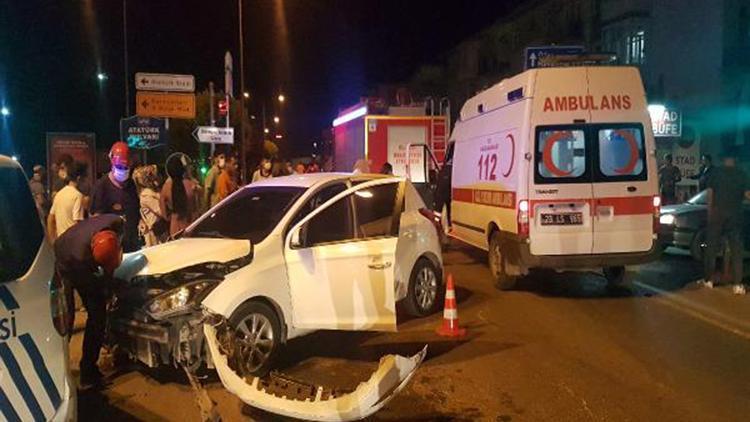 Elazığda hafif ticari araç, otomobile çarptı: 2 yaralı