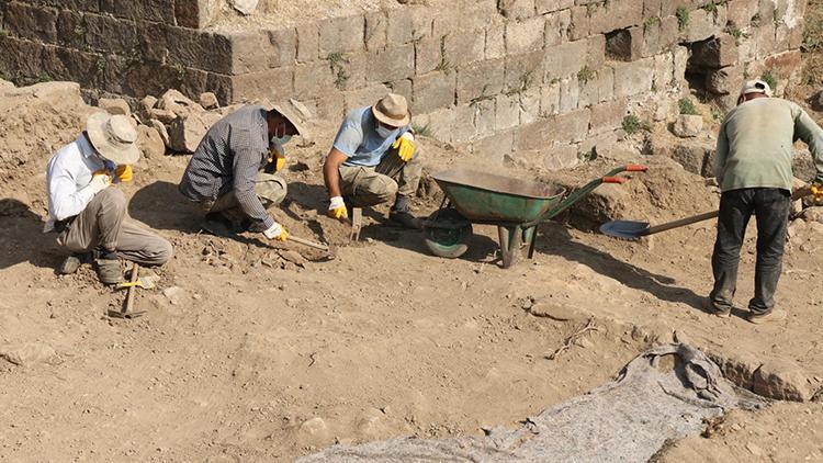 Bitlis Kalesindeki kazılarda Bizans ve Selçuklu dönemlerine ait sikkeler bulundu