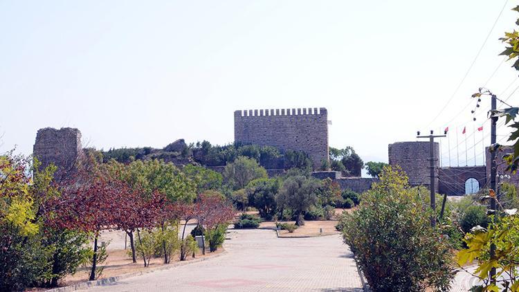 Tarihi kalenin duvarlarına sprey boya ile isim yazdılar