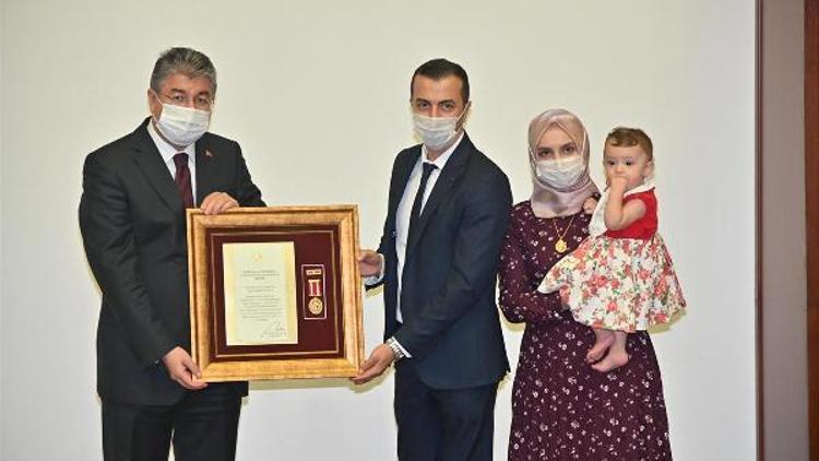 Şehit ailesi ve gazilere Devlet Övünç Madalyası ve Beratı verildi