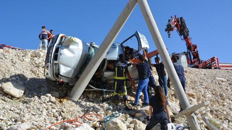 Beton direğe çarpan otomobildeki kadın öldü, oğlu ve eşi yaralandı