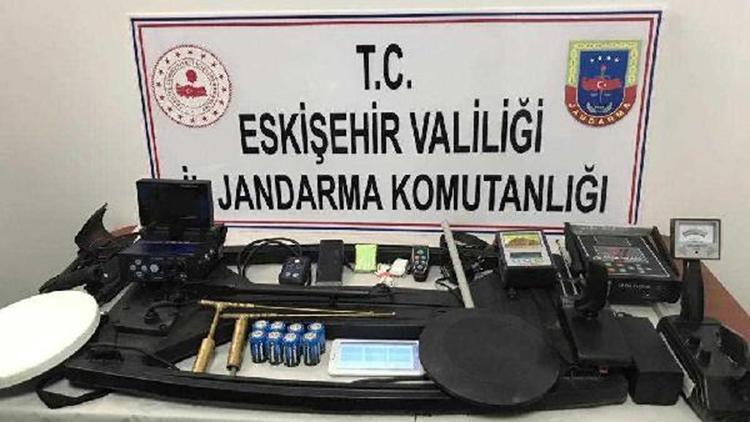 Eskişehir’de kaçak kazı yapan 3 defineci suçüstü yakalandı