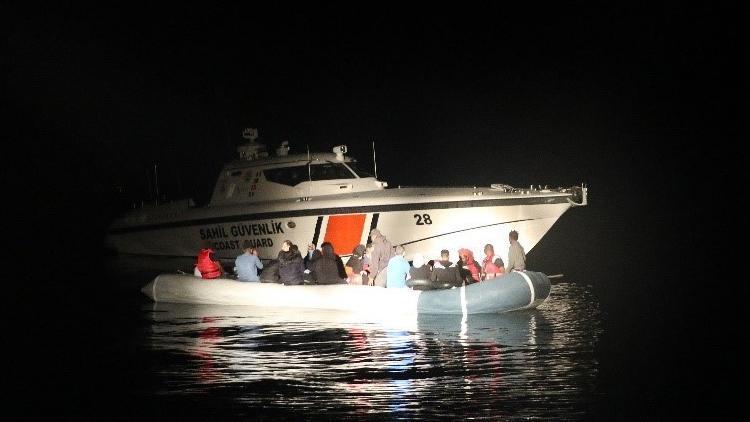 Yunanistanın ölüme terk ettiği 32 kaçak göçmeni Sahil Güvenlik kurtardı