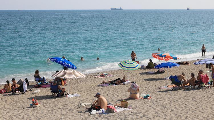 Antalyada sıcak hava ve yüksek nem sonrası sahiller doldu