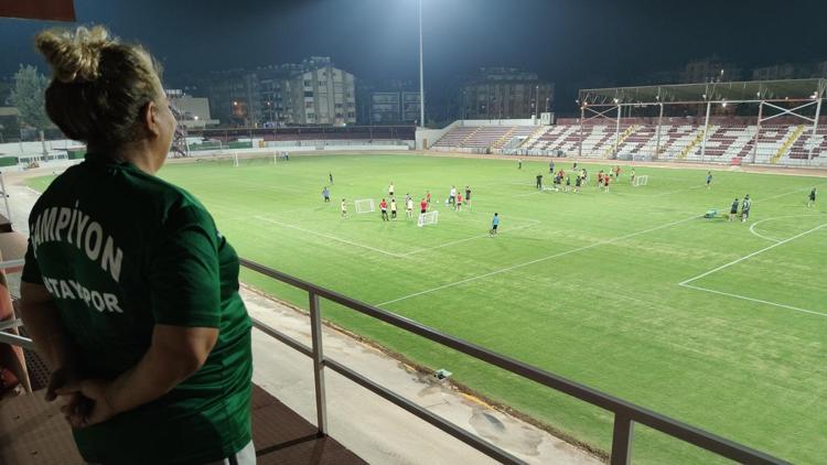 Hataysporun amigosu Songül Taşdelen, maçların yeniden taraftara açılmasını bekliyor