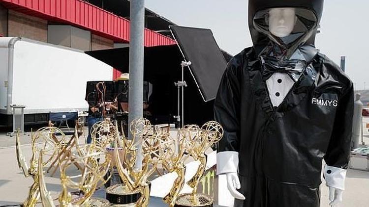 Emmy Ödülleri töreninde sunucular smokin tasarımlı koruyucu kıyafet giyecek