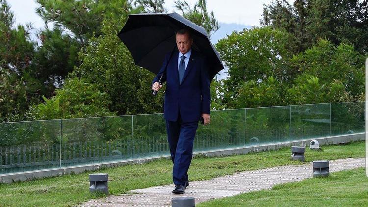 Cumhurbaşkanı Erdoğanın yağmurlu havada çekilen fotoğrafı paylaşıldı