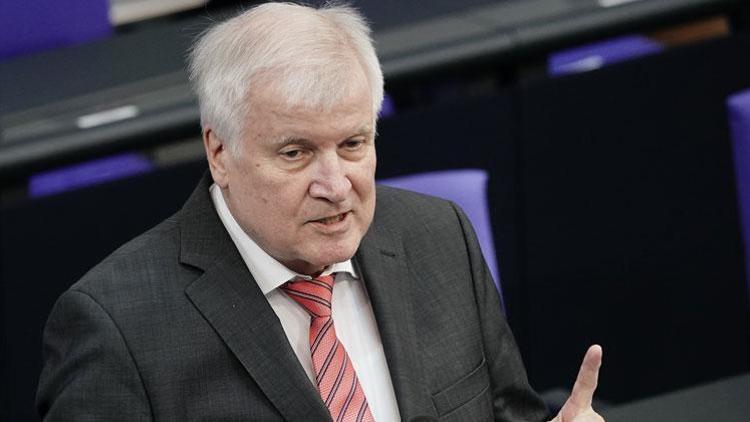 Seehofer’e baskı artıyor