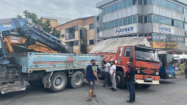 Kartalda sunta yüklü kamyon yolda giden minibüsün üzerine devrildi