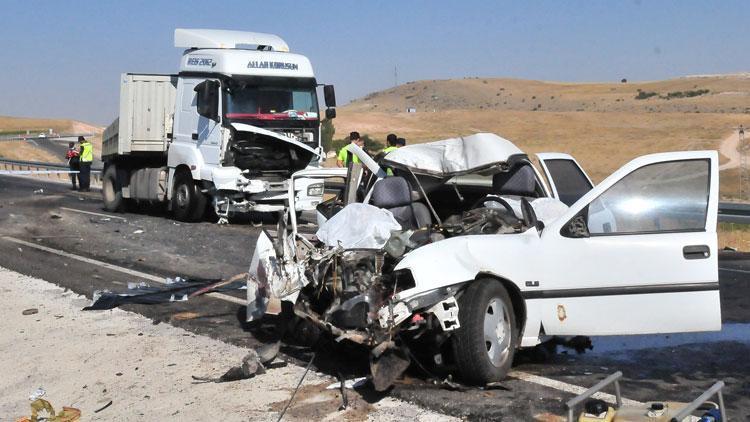 Korkunç kaza TIRın çarptığı otomobildeki çift öldü