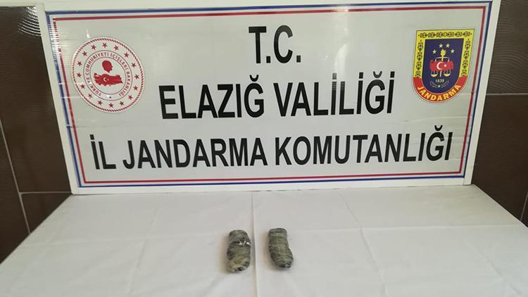 Ayakkabısının tabanına gizlediği yarım kilo esrarla yakalandı