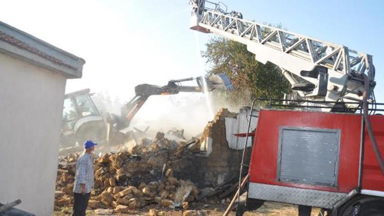 Tarladayken dumanı merak edip arkadaşını aradı, evinin yandığını öğrendi