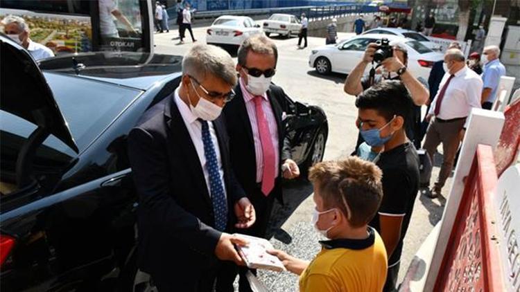 Karabük Valisi Gürel Kovid-19 tedbirlerine uyan çocuklara kitap hediye etti