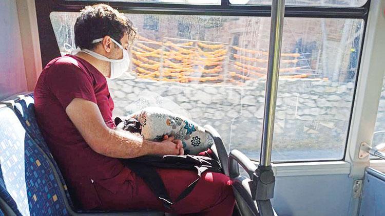 Otobüste uyuyakalan doktor: Yorgunluğuma değil, saldırılara üzüldüm