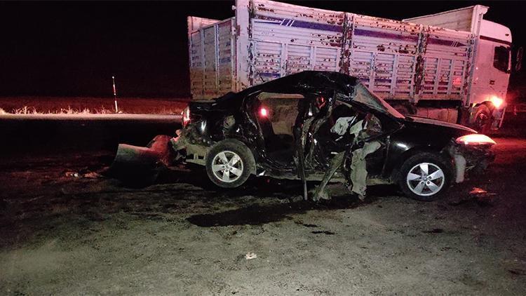 Tatvanda otomobil ve kamyon çarpıştı: 1 ölü, 4 yaralı