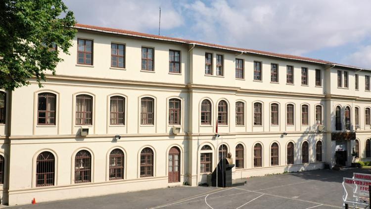 İstanbulda tarihi okulun müdürü değişti