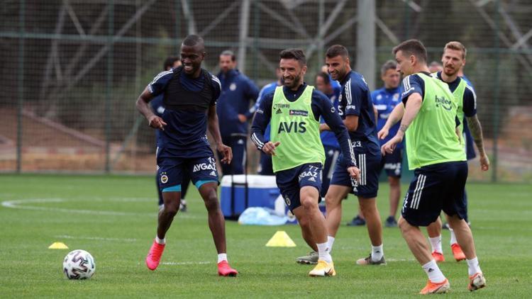 Fenerbahçede yeni transfer Nazım Sangare, Galatasaray derbisi hazırlıklarına çıktı