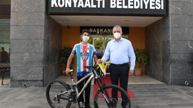 Konyaaltı bisikletçisi Emir Altuğ Yurt, Downhill şampiyonu