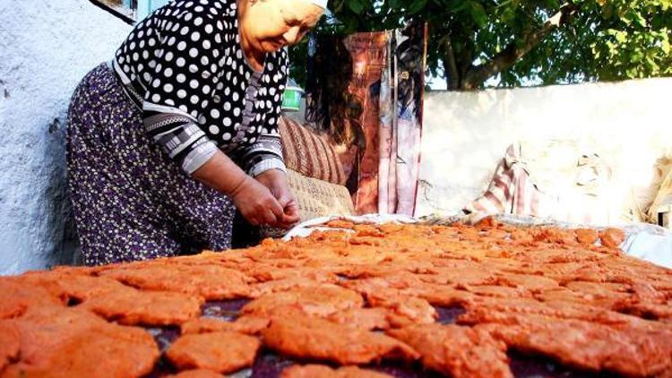 Sarıgölde evlerde tarhana yapımına başlandı